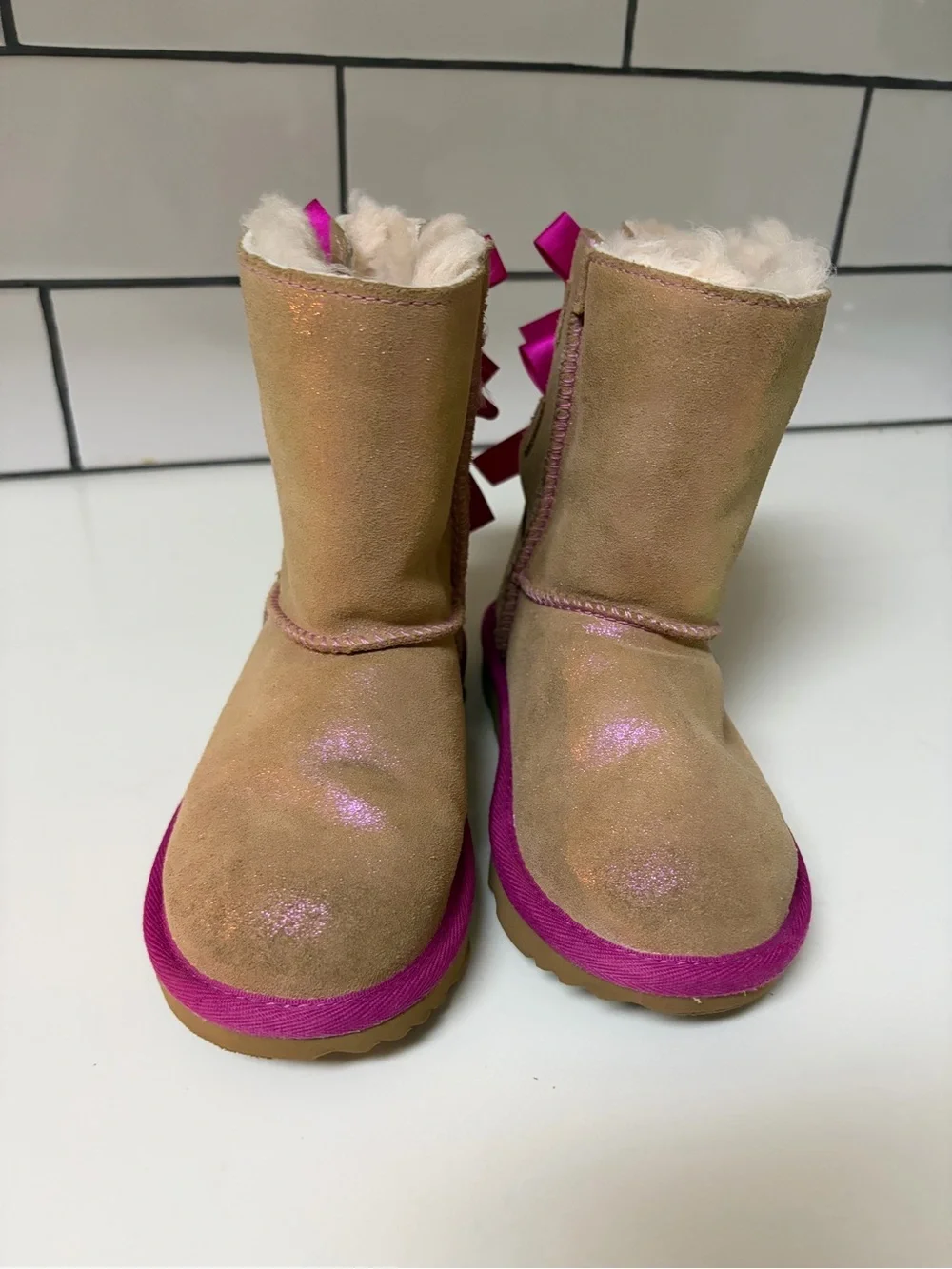 UGG Kids Bailey Bow Boot - Chestnut with Hot Pink Bows